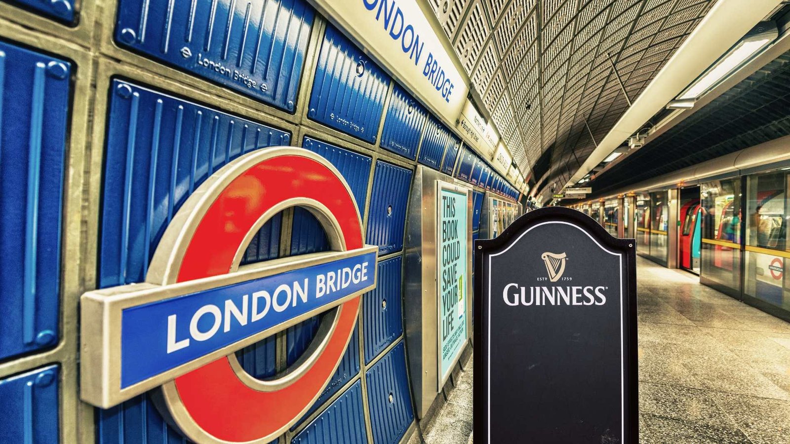 Adolescentes quebram recorde no Metrô de Londres 1 Adolescentes-quebram-recorde-do-no-Metro-de-Londres